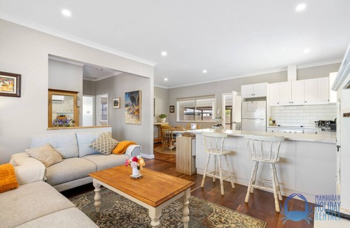 Dudley Park House | The Art Lovers Cottage in Mandurah 2BR