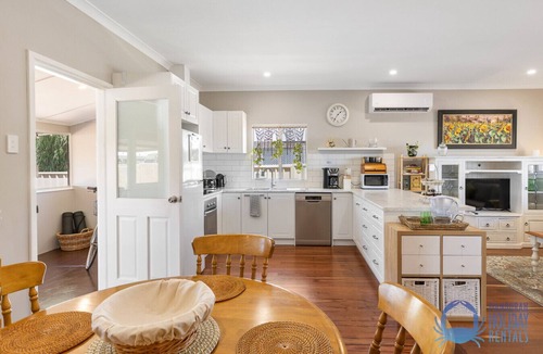 Dudley Park House | The Art Lovers Cottage in Mandurah 2BR