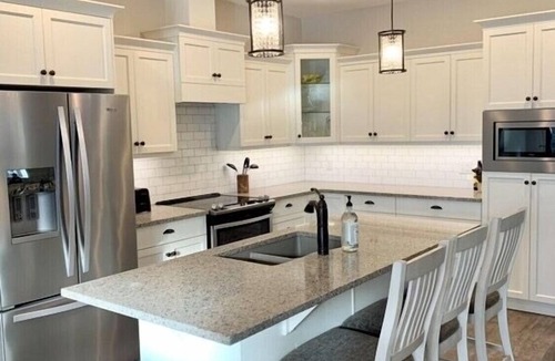 Osoyoos Cottage | The Bread Breakers Cottage #67 w games room in garage