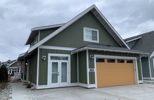 Osoyoos Cottage | The Bread Breakers Cottage #67 w games room in garage