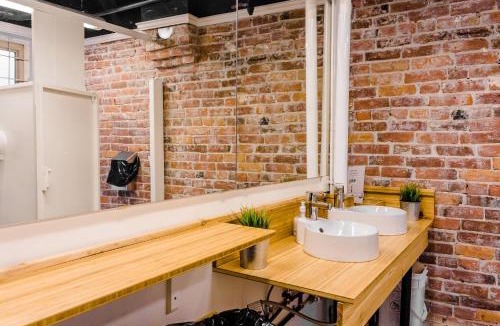 Central Hostel | The Cambie Hostel Seymour