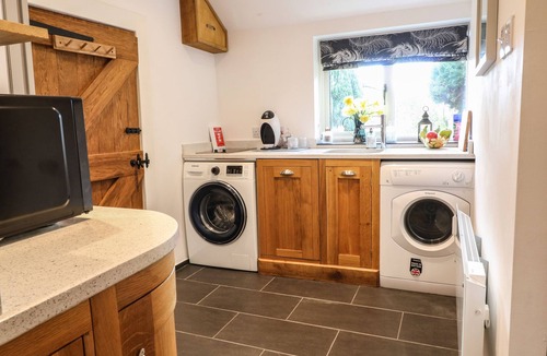 Stretton on Fosse Cottage | THE CHEESE ROOM, pet friendly, with a garden in Stretton-On-Fosse