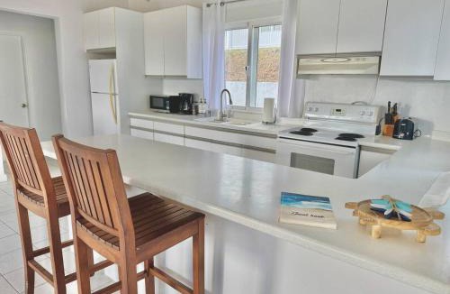 Green Cay House | The Cottage at Green Cay - Walk to the Beach - King Bed - Full AC