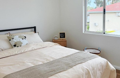 Girrawheen House | The Cozy Ensuite near Perth Airport CBD and Beach