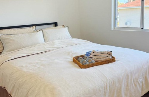 Girrawheen House | The Cozy Ensuite near Perth Airport CBD and Beach