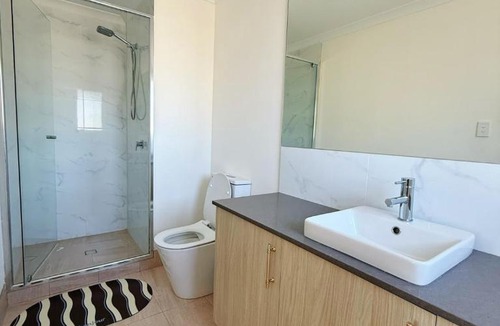 Girrawheen House | The Cozy Ensuite near Perth Airport CBD and Beach
