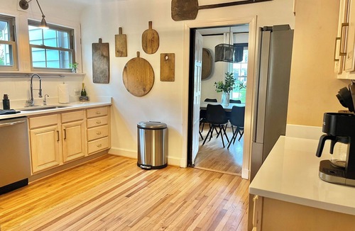 High Point House | The Designers Den-Sleeps 10, Pets ok, 5min to IHFC & HPU, Emerywood!
