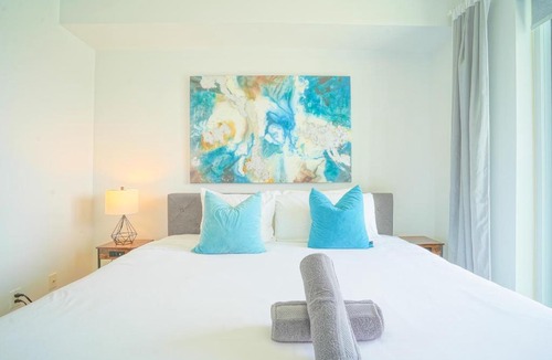 Toronto Entertainment District Apartment | The Diamond 3BD 2BA Luxury Stay CN Tower, MTCC Steps Away