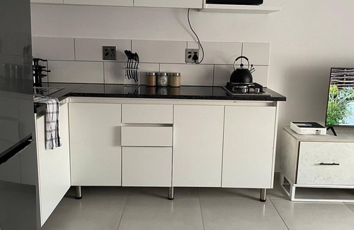 Greater Johannesburg Metropolitan Area Apartment | The Heart of Randburg: Modern, family friendly and be near popular attractions