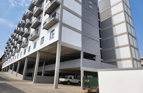 Greater Johannesburg Metropolitan Area Apartment | The Heart of Randburg: Modern, family friendly and be near popular attractions