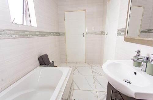 Greater Johannesburg Metropolitan Area House | The Hide on kilburn