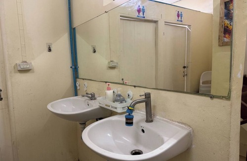 Chana Songkhram Hotel | The House Hostel