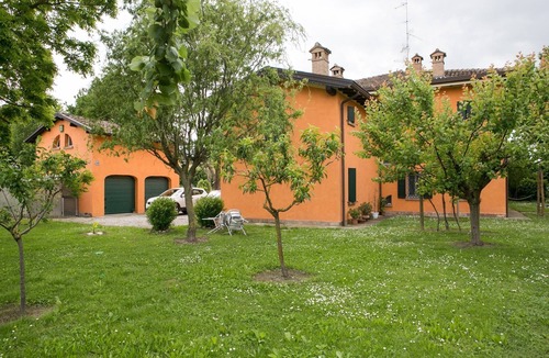 Correggio House | "The house in the park" B&B rural hospitality located in the Padana countryside.