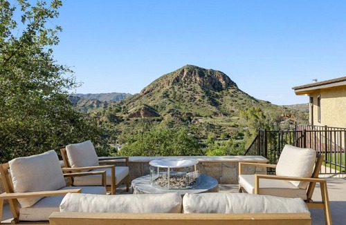 Agoura Hills House | The Lake House At Malibu by AvantStay