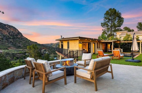Agoura Hills House | The Lake House At Malibu by AvantStay