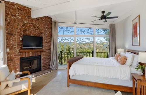 Agoura Hills House | The Lake House At Malibu by AvantStay
