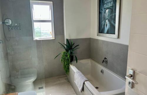 Brackenridge Private Residential Estate House | The Lily Suite