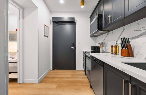 Grange Park Apartment | The McCaul | Newly Designed Group Suite Near MAJOR INTERNATIONAL SPORTING EVENT