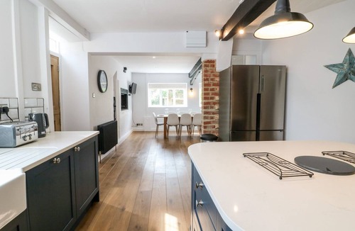Hook Norton Cottage | THE OLD BAKERY, family friendly, with a garden in Hook Norton