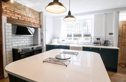 Hook Norton Cottage | THE OLD BAKERY, family friendly, with a garden in Hook Norton