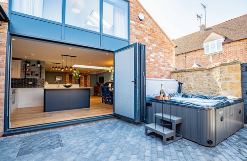 Moreton-in-Marsh Cottage | The Old Candle Shop - sleeps 4 guests in 2 bedrooms