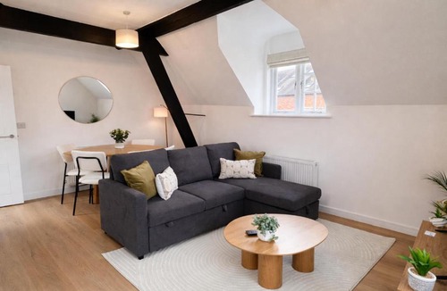 City Centre Apartment | The Roost - 2BR Apartment, Heart of Town, Sleeps 5