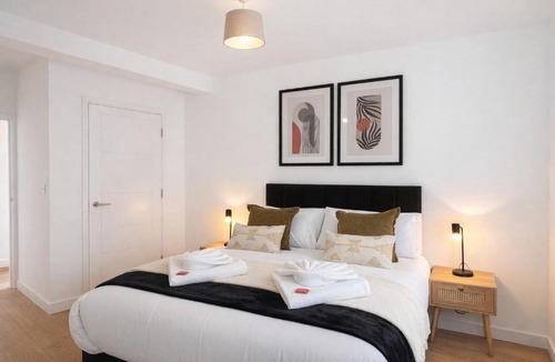 City Centre Apartment | The Roost - 2BR Apartment, Heart of Town, Sleeps 5