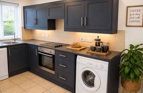 Saintbury Cottage | The Shakespeare Lodge - Sleeps up to 12 - Large HOT TUB