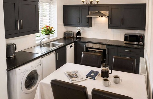 Saintbury Cottage | The Shakespeare Lodge - Sleeps up to 12 - Large HOT TUB
