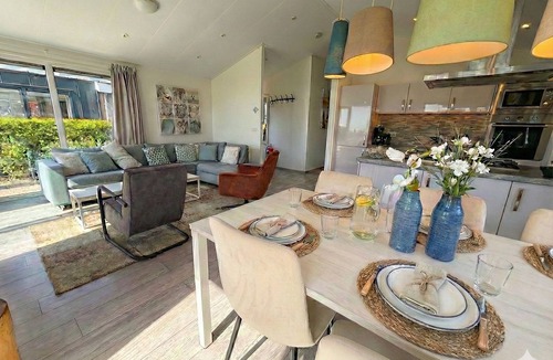 Bovenkarspel House | The sound of waves included: bright feel-good house for 6 people right by the water