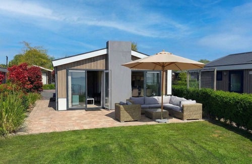 Bovenkarspel House | The sound of waves included: bright feel-good house for 6 people right by the water