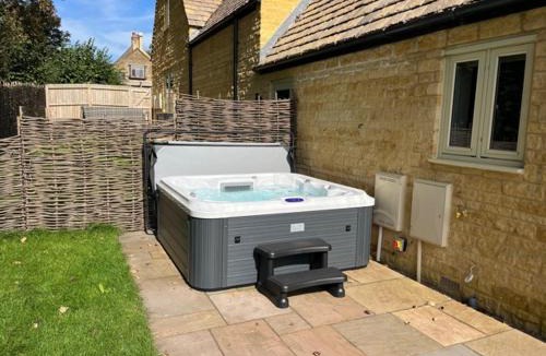Ebrington House | The Stables Stylish cottage with hot tub and parking - Pass the Keys