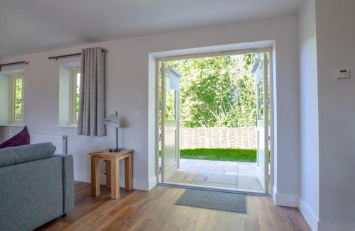 Ebrington House | The Stables Stylish cottage with hot tub and parking - Pass the Keys