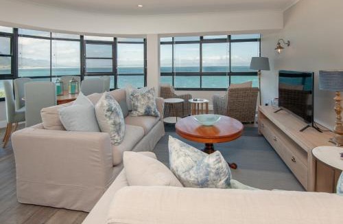 Hermanus City-Centre Apartment | The Sun, Whales & Waves - Seafront Apartment