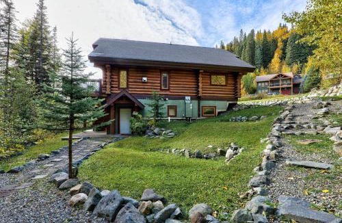 Sunburst Estates Ski Chalet | The Sunburst Chalet in Sun Peaks