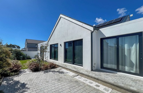 Noordhoek Cottage | The Totally Awesome Cowabunga Cottage! 2-Bedroom En-Suite Coastal Getaway.