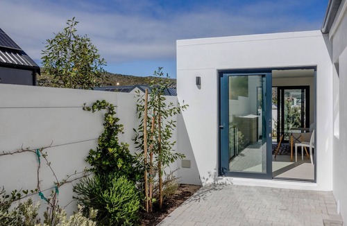 Noordhoek Cottage | The Totally Awesome Cowabunga Cottage! 2-Bedroom En-Suite Coastal Getaway.