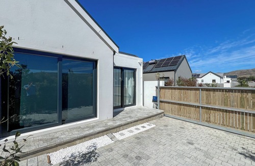 Noordhoek Cottage | The Totally Awesome Cowabunga Cottage! 2-Bedroom En-Suite Coastal Getaway.