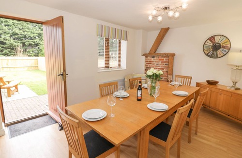 Weston Upon Avon Cottage | THE WHEAT HOUSE, pet friendly, with a garden in Welford-On-Avon