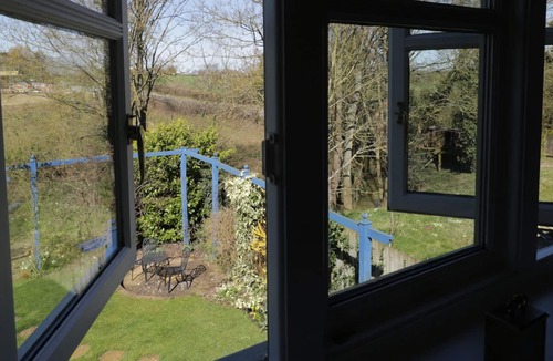 Shipston on Stour Cottage | THE WILLOWS, pet friendly, with a garden in Tredington