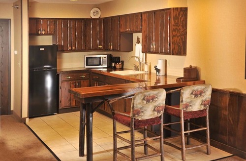 Onalaska Hotel | Theme Mini Suite l Pool & Free Parking | 5mi to Onalaska Omni Center