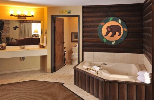 Onalaska Hotel | Theme Suite w/Whirlpool, Breakfast & Pool | 6mi to Children's Museum