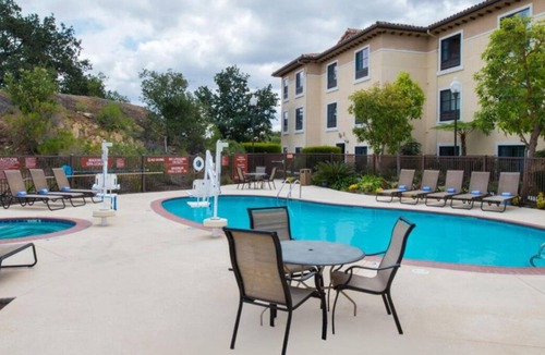 Thousand Oaks House | Thousand Oaks Retreat! 5 Quiet units w/Work Space
