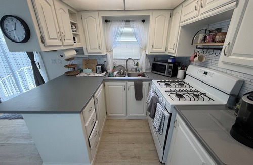 Thousand Oaks House | Tiny House Hideaway with Hot Tub and Fire Pit near CLU in Thousand Oaks