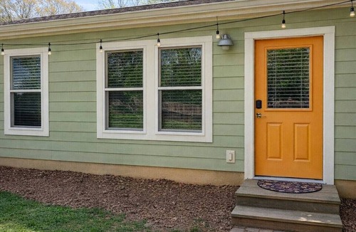 Villa Heights Apartment | Tiny House, Walk to Light Rail and Optimist Food Hall