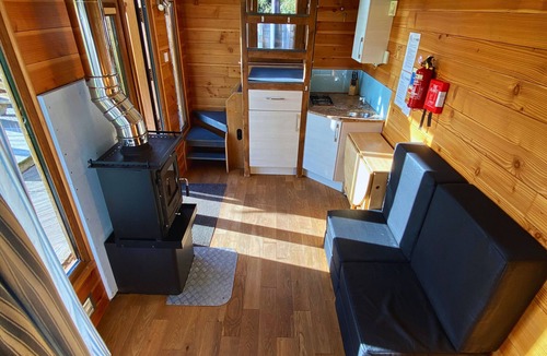Maidwell Cabin | Tinywood Two, dog friendly with hot tub, sleeps six people in Warwick