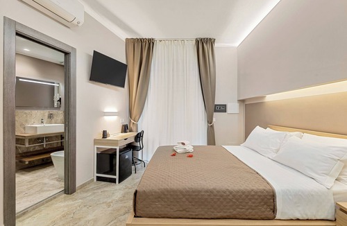 La Spezia Cabin | TOC TOC - ROOM 44-Balcony. At 650m from the Central Station,900m from the center