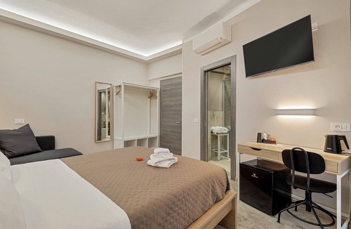 La Spezia Cabin | TOC TOC - ROOM 44-Balcony. At 650m from the Central Station,900m from the center