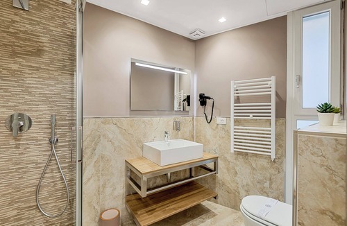 La Spezia Cabin | TOC TOC - ROOM 44-Balcony. At 650m from the Central Station,900m from the center