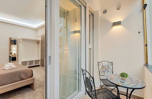 La Spezia Cabin | TOC TOC - ROOM 44-Balcony. At 650m from the Central Station,900m from the center